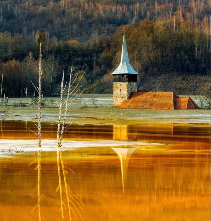 Статья "Румынская деревня, похороненная в водах токсичного озера"
